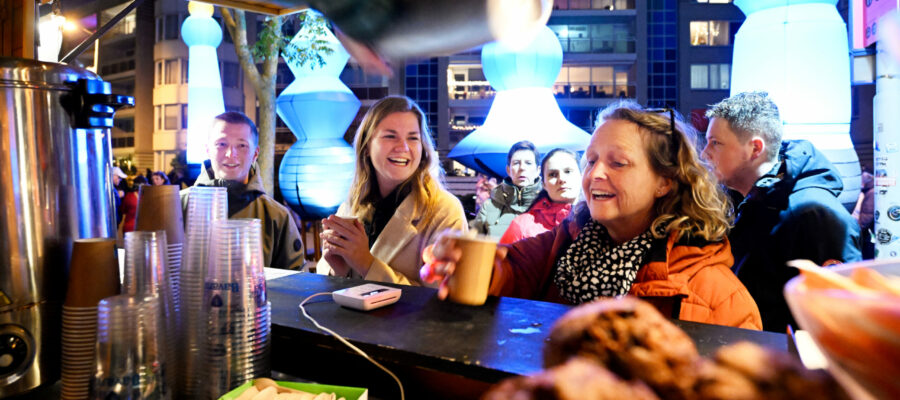 Nederland, Eindhoven, november 2022. 
Glow Host Stads Bar & Food tijdens het jaarlijkse Glow Festival in Eindhoven. 
foto: GLOW Eindhoven / Bart van Overbeeke